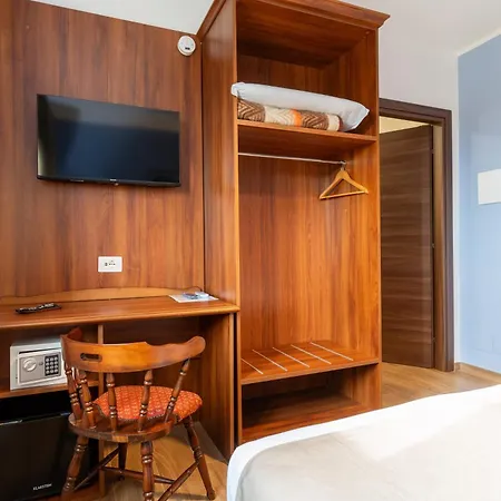 Gusto West 3*