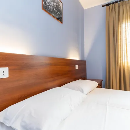 Gusto West Bed and breakfast 3*