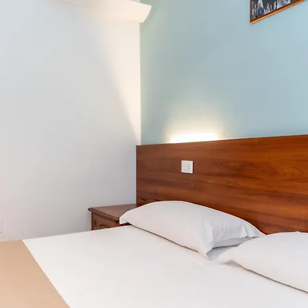 B&B Gusto West 비시나노